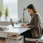 Portfolio career - profesional senior mengelola beberapa peran karier sekaligus dari laptop dan catatan kerja