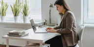 Portfolio career - profesional senior mengelola beberapa peran karier sekaligus dari laptop dan catatan kerja