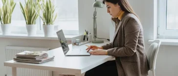 Portfolio career - profesional senior mengelola beberapa peran karier sekaligus dari laptop dan catatan kerja