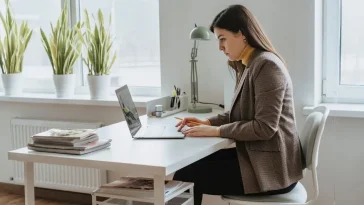 Portfolio career - profesional senior mengelola beberapa peran karier sekaligus dari laptop dan catatan kerja