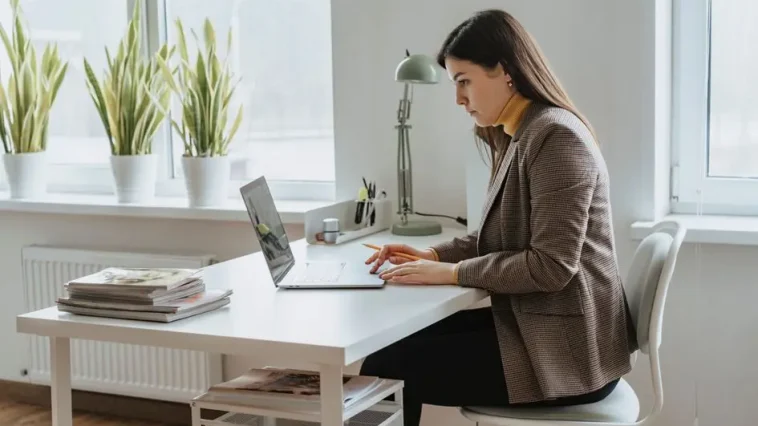Portfolio career - profesional senior mengelola beberapa peran karier sekaligus dari laptop dan catatan kerja