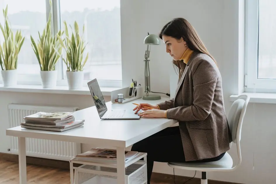 Portfolio career - profesional senior mengelola beberapa peran karier sekaligus dari laptop dan catatan kerja
