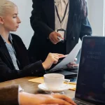 Eksekutif mengajukan proposal untuk dapat slot speaking di konferensi industri
