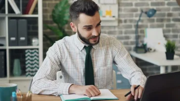 Sumber pendapatan portofolio career: Perbandingan retainer, ekuitas, dan proyek jangka pendek sebagai sumber pendapatan portfolio career