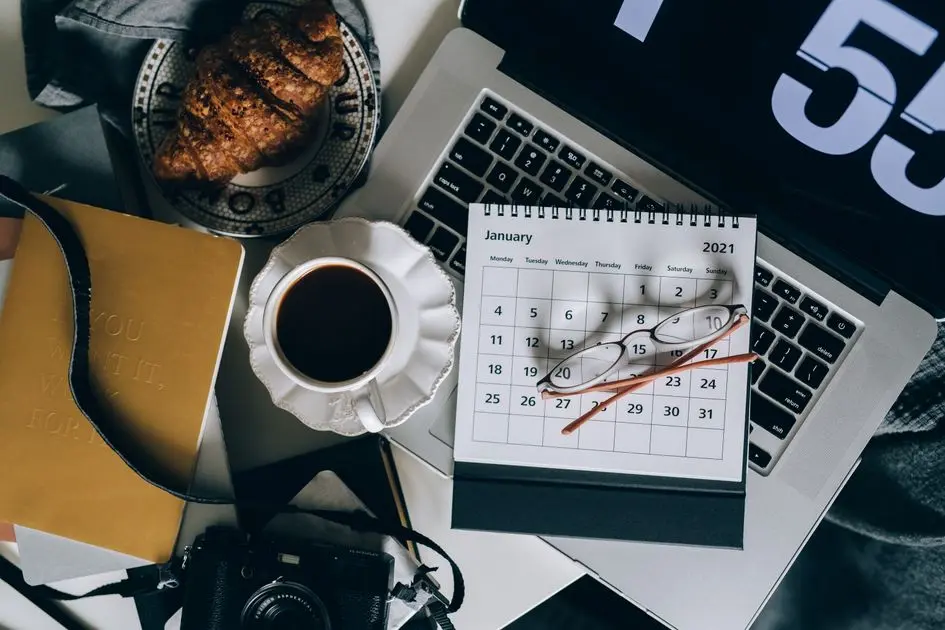 Kalender time blocking dengan warna berbeda per peran portfolio career