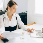 Profesional menerapkan manajemen waktu portfolio career lewat time blocking di kalender