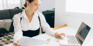 Profesional menerapkan manajemen waktu portfolio career lewat time blocking di kalender