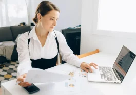 Profesional menerapkan manajemen waktu portfolio career lewat time blocking di kalender