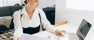 Profesional menerapkan manajemen waktu portfolio career lewat time blocking di kalender