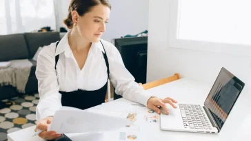 Profesional menerapkan manajemen waktu portfolio career lewat time blocking di kalender