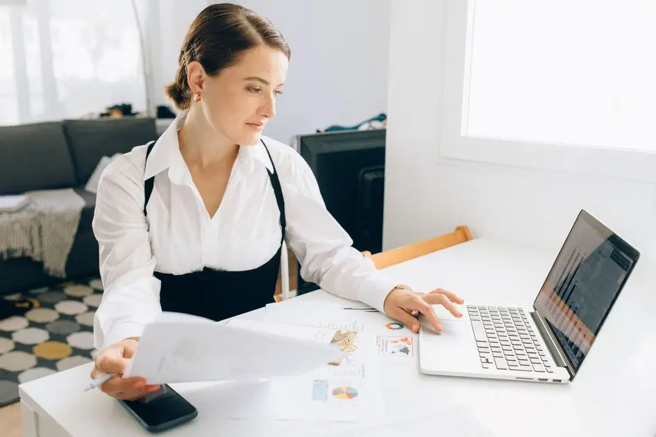 Profesional menerapkan manajemen waktu portfolio career lewat time blocking di kalender