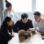 Ilustrasi para profesional muda mengelola sistem agentic ai di lingkungan kantor modern