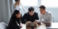 Ilustrasi para profesional muda mengelola sistem agentic ai di lingkungan kantor modern