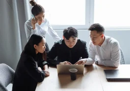 Ilustrasi para profesional muda mengelola sistem agentic ai di lingkungan kantor modern