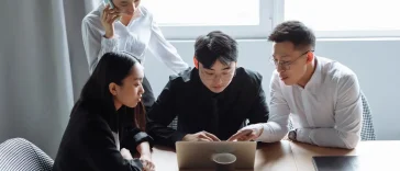Ilustrasi para profesional muda mengelola sistem agentic ai di lingkungan kantor modern