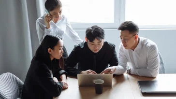 Ilustrasi para profesional muda mengelola sistem agentic ai di lingkungan kantor modern