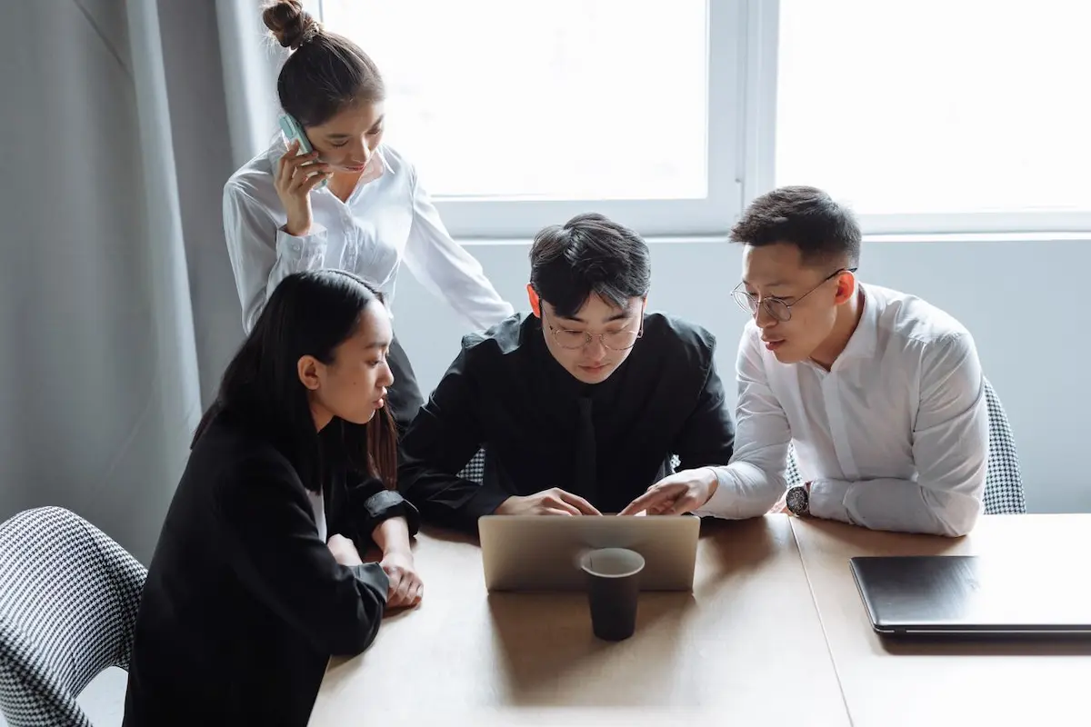 Ilustrasi para profesional muda mengelola sistem agentic ai di lingkungan kantor modern