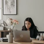 Ilustrasi automasi alur kerja kantor menggunakan sistem digital modern