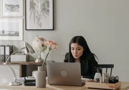 Ilustrasi automasi alur kerja kantor menggunakan sistem digital modern