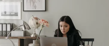 Ilustrasi automasi alur kerja kantor menggunakan sistem digital modern