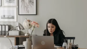 Ilustrasi automasi alur kerja kantor menggunakan sistem digital modern