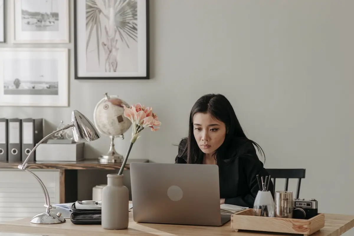 Ilustrasi automasi alur kerja kantor menggunakan sistem digital modern