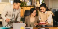 Ilustrasi profesional mengelola beban kognitif kerja tim lintas generasi di ruang kantor modern