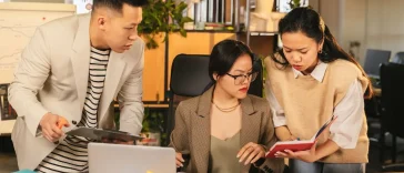 Ilustrasi profesional mengelola beban kognitif kerja tim lintas generasi di ruang kantor modern