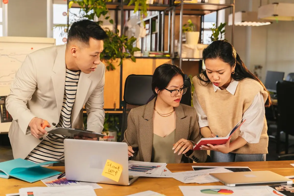 Ilustrasi profesional mengelola beban kognitif kerja tim lintas generasi di ruang kantor modern