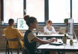 Ilustrasi delegasi tugas ke ai di lingkungan kantor modern