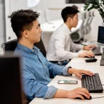 Ilustrasi efisiensi kerja ai di lingkungan kantor modern