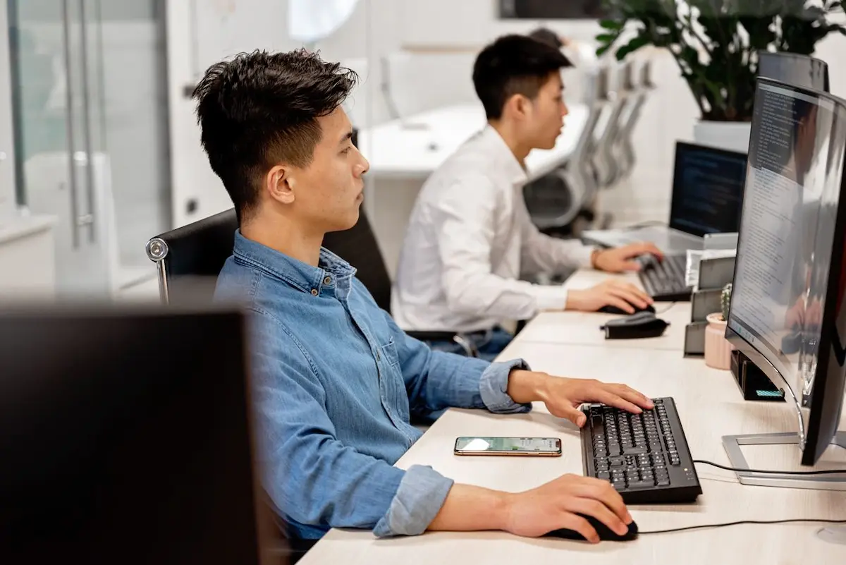 Ilustrasi efisiensi kerja ai di lingkungan kantor modern