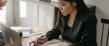 Ilustrasi strategi menghadapi evaluasi kinerja buruk di kantor modern
