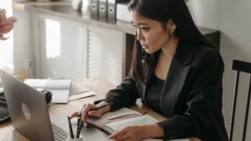 Ilustrasi strategi menghadapi evaluasi kinerja buruk di kantor modern