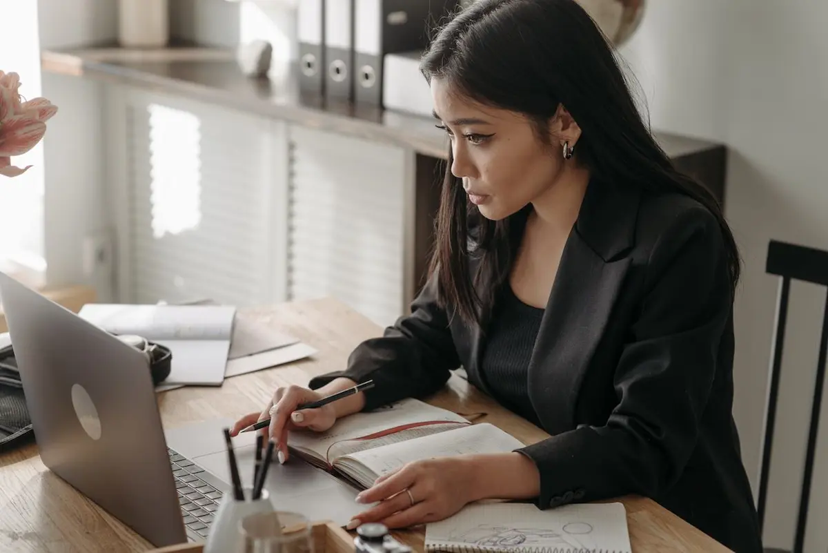 Ilustrasi strategi menghadapi evaluasi kinerja buruk di kantor modern