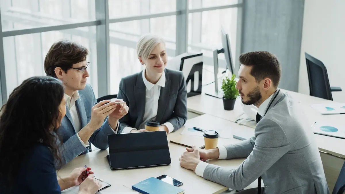Diskusi evaluasi kinerja kerja di ruang kantor
