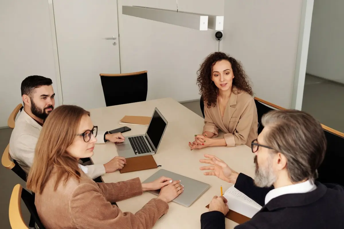Ilustrasi cara menyikapi kritik atasan di lingkungan kantor modern