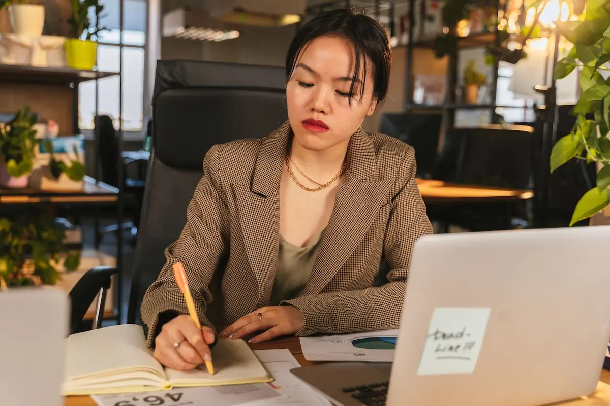 Pekerja muda mencatat evaluasi kerja di ruang kantor
