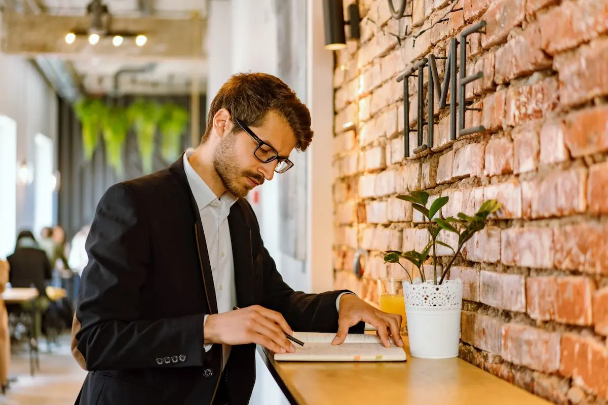 Ilustrasi manajemen energi kerja bagi Gen Z dalam menjaga stamina di kantor
