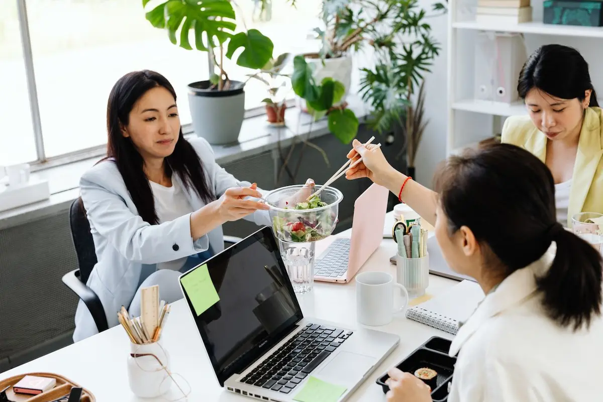 Suasana meja kerja santai dan rapi untuk mendukung produktivitas harian