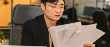 Ilustrasi profesional memecah proyek besar menjadi langkah kecil di meja kantor