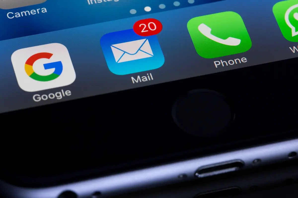 Seseorang merapikan kotak masuk untuk mengatasi email menumpuk dengan cepat