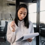 Ilustrasi profesional menolak tugas kantor secara asertif demi menjaga batasan kerja