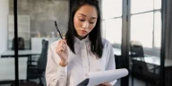 Ilustrasi profesional menolak tugas kantor secara asertif demi menjaga batasan kerja