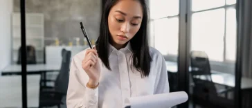 Ilustrasi profesional menolak tugas kantor secara asertif demi menjaga batasan kerja