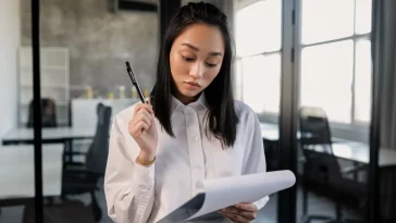 Ilustrasi profesional menolak tugas kantor secara asertif demi menjaga batasan kerja