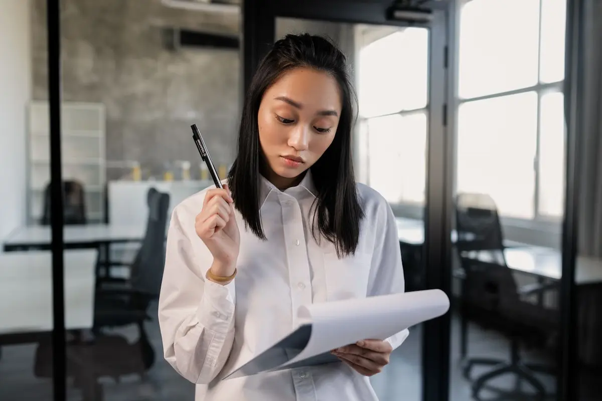 Ilustrasi profesional menolak tugas kantor secara asertif demi menjaga batasan kerja