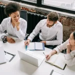 Ilustrasi profesional mencegah miskomunikasi instruksi kerja antara senior dan junior di kantor