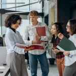 Ilustrasi profesional menyambut karyawan baru dalam program onboarding di kantor