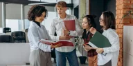 Ilustrasi profesional menyambut karyawan baru dalam program onboarding di kantor